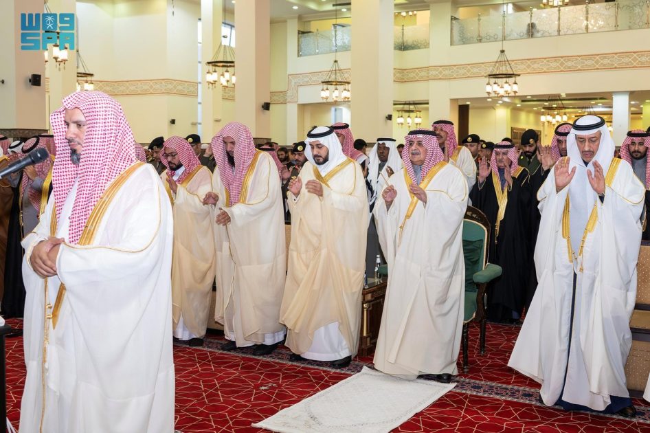 أمير منطقة تبوك يؤدي صلاة عيد الفطر مع جموع المصلين