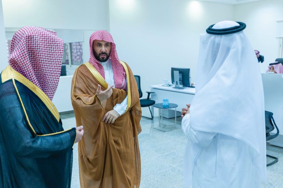 وزير العدل يتفقد محاكم جدة ويلتقي بالمستفيدين
