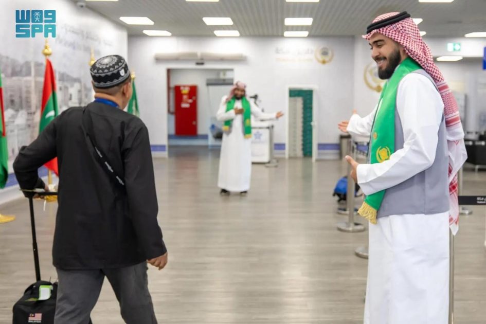 وصول أولى رحلات المستفيدين من مبادرة “طريق مكة” من ماليزيا إلى مطار الأمير محمد بن عبدالعزيز الدولي بالمدينة المنورة