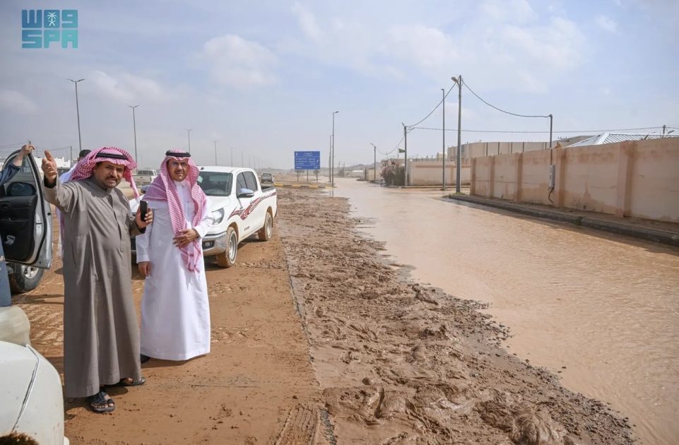 وكيل إمارة حائل يقف ميدانيًا على أضرار السيول التي شهدتها المنطقة ويؤكد تسريع معالجتها