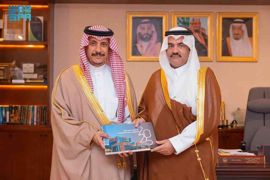 محافظ حفر الباطن يتسلم تقرير غرفة حفر الباطن لعام 2025