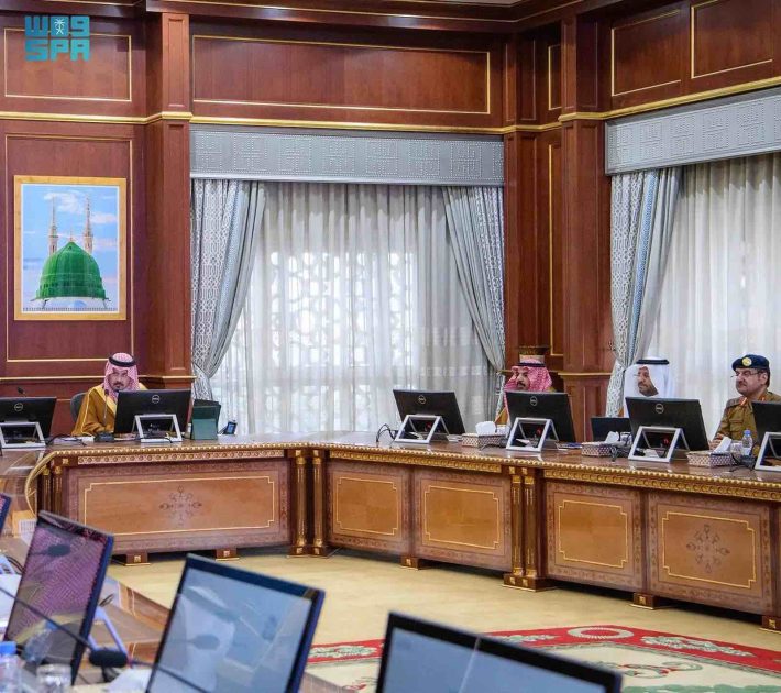 أمير المدينة المنورة يرأس اجتماع اللجنة الدائمة للحج والعمرة بإمارة المنطقة