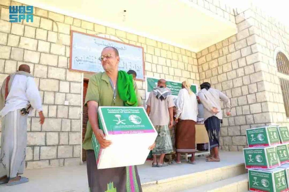 مركز الملك سلمان للإغاثة يوزّع 908 سلال غذائية في مديريتي تريم و السوم بحضرموت
