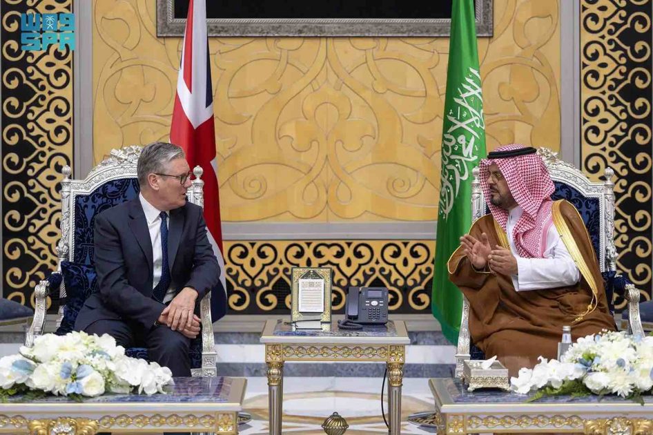 رئيس الوزراء البريطاني يصل إلى جدة