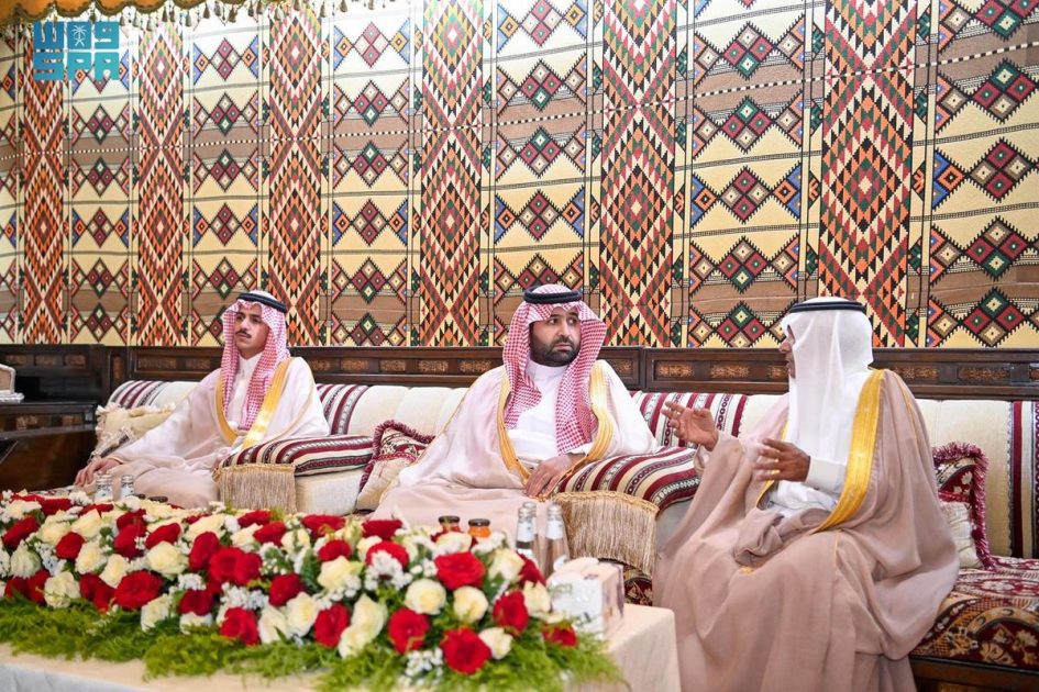 أمير منطقة جازان يزور شيخ شمل فرسان وعددًا من أهالي المحافظة