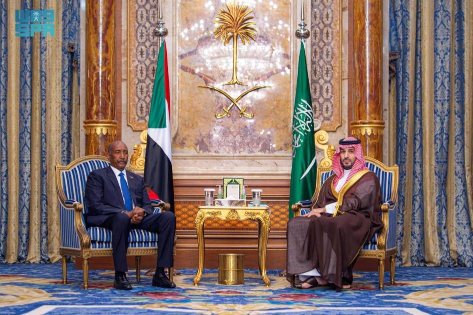 سمو ولي العهد يلتقي رئيس مجلس السيادة الانتقالي في جمهورية السودان