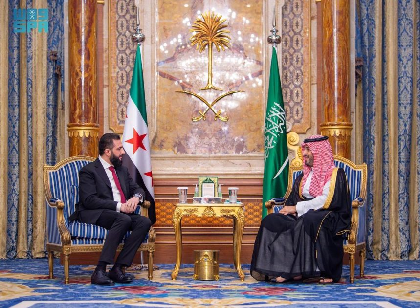 سمو ولي العهد يلتقي رئيس الجمهورية العربية السورية