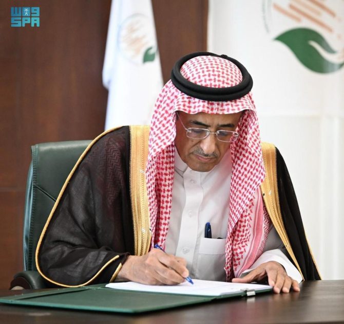 مركز الملك سلمان للإغاثة يوقّع برنامجًا تنفيذيًا مشتركًا للتمكين الاقتصادي للفئات الأشد احتياجًا والمعاقين في قطاع غزة