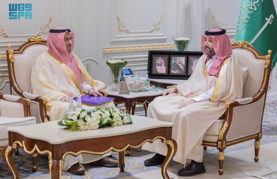 نائب أمير الحدود الشمالية يطّلع على الملخص التنفيذي للاتصالات السعودية بالمنطقة لعام 2025م