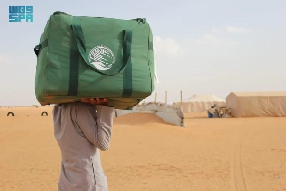 مركز الملك سلمان للإغاثة يوزّع مساعدات إيوائية متنوعة في مديرية السوم بمحافظة حضرموت