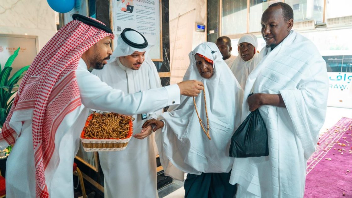 طبقت مبادرة الترحاب بالحجاج بلغتهم  بالزمزم والهدايا والأناشيد… رحلات تستقبل الفوج الأول من حجاج تشاد