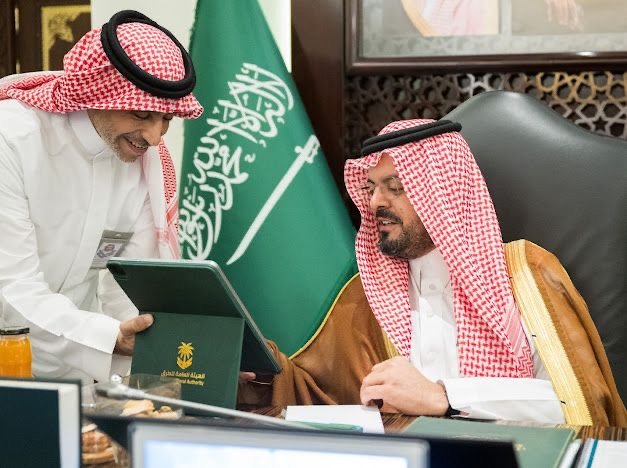 نائب أمير منطقة مكة يُدشّن 10 مشروعات للطرق وحملة “طرق متميزة آمنة” بالمنطقة