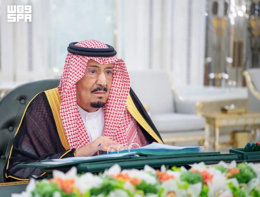 خادم الحرمين الشريفين يرأس جلسة مجلس الوزراء في جدة