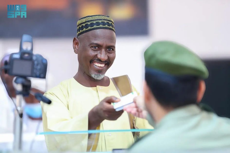 الجوازات بميناء جدة الإسلامي تستقبل أولى رحلات ضيوف الرحمن من جمهورية السودان القادمين لأداء فريضة الحج لعام 1447هـ