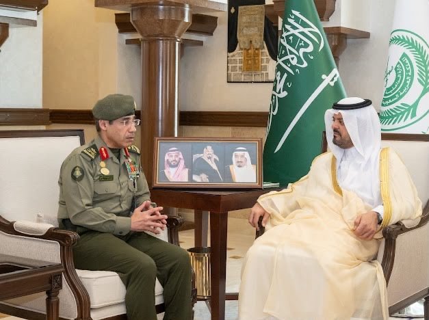 سمو نائب أمير منطقة مكة المكرمة يستقبل مدير عام الجوازات