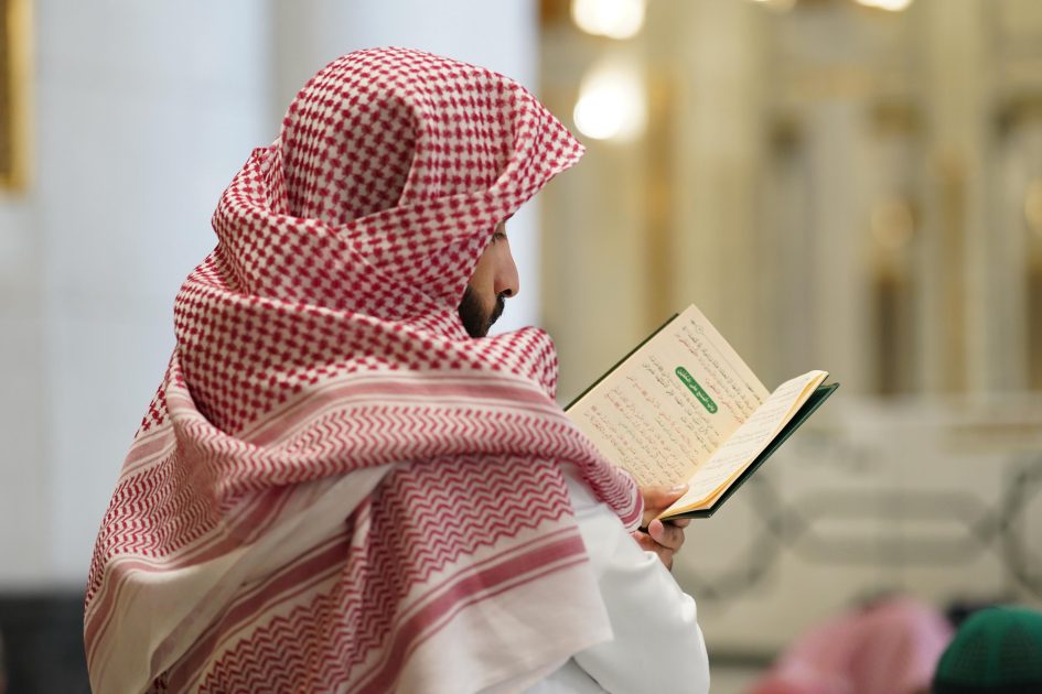انطلاق دورة “حفظ السنة النبوية والمتون العلمية” بالمسجد الحرام لعام 1448هـ