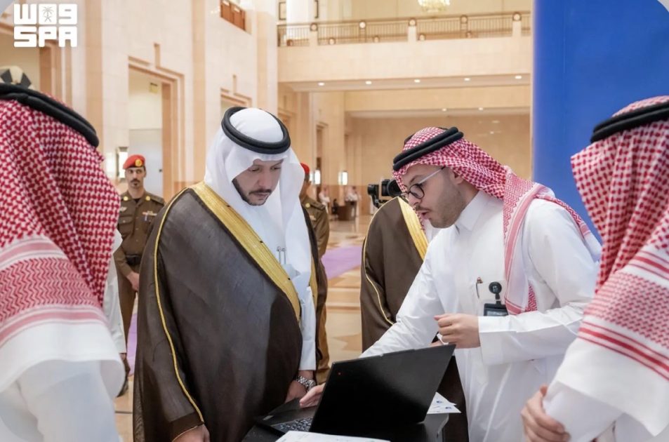 نائب أمير المدينة المنورة يدشّن المعرض التعريفي لتطبيق BEEM للمراسلات الفورية الآمنة