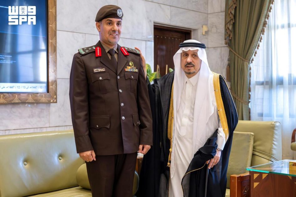 أمير منطقة الرياض يقلّد قائد قوة الأمن البيئي بالمنطقة رتبته الجديدة