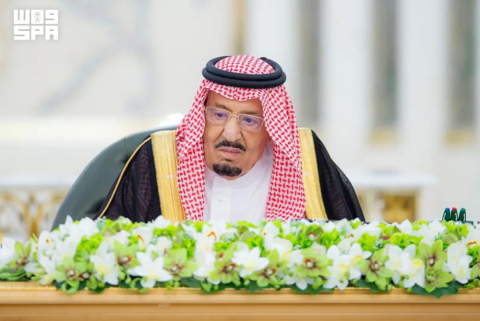 خادم الحرمين الشريفين يرأس جلسة مجلس الوزراء في جدة