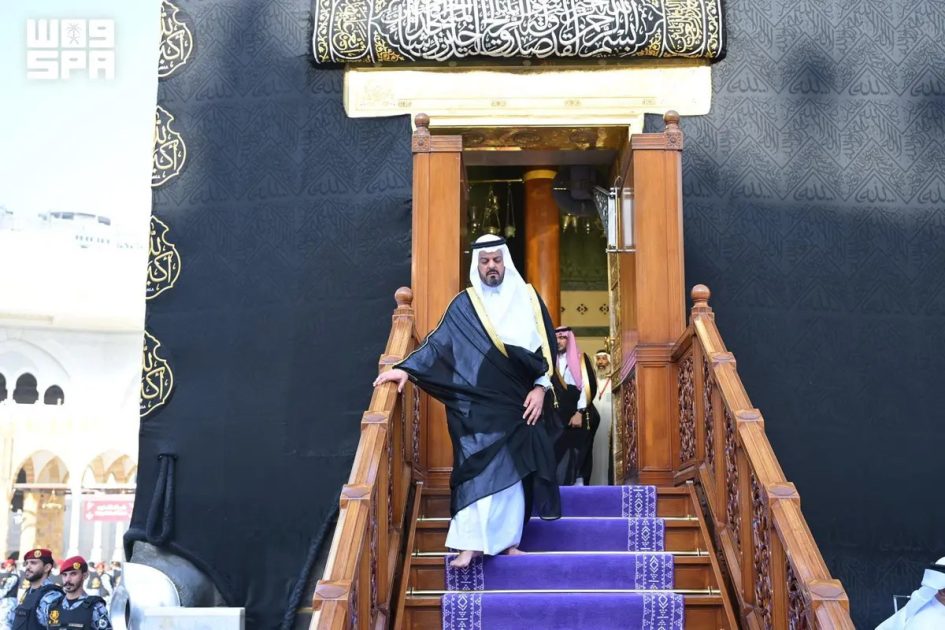 نيابة عن خادم الحرمين الشريفين.. نائب أمير منطقة مكة المكرمة يتشرف بغسل الكعبة