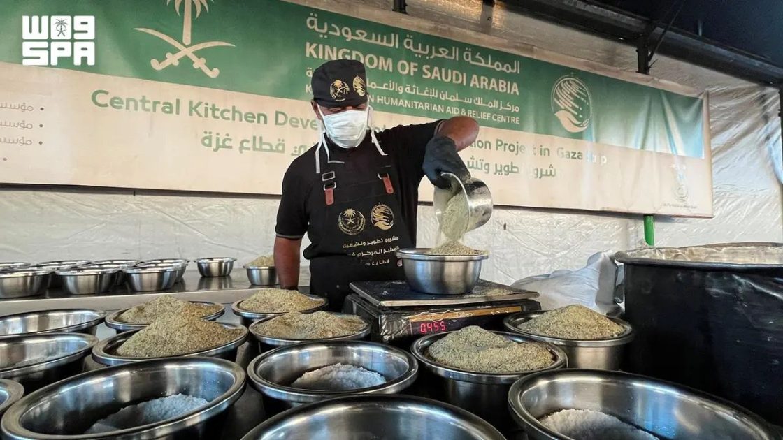 مركز الملك سلمان للإغاثة يواصل توزيع الوجبات الغذائية الساخنة وسط وجنوب قطاع غزة