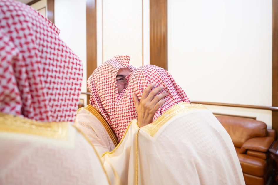 معالي رئيس الشؤون الدينية يزور سماحة مفتي عام المملكة.. وسماحته يشيد بجهود الرئاسة في خدمة قاصدي الحرمين الشريفين وتعزيز رسالتها العلمية