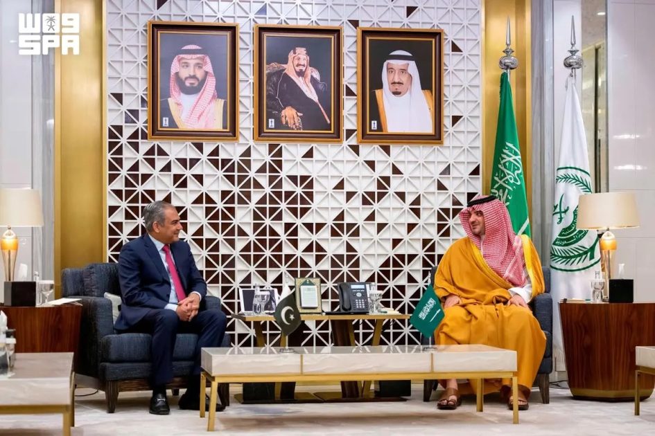 الأمير عبدالعزيز بن سعود يستقبل وزير الداخلية وزير مكافحة المخدرات بجمهورية باكستان الإسلامية