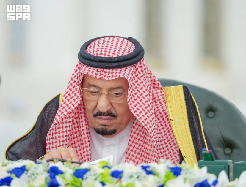 خادم الحرمين الشريفين يرأس جلسة مجلس الوزراء في جدة