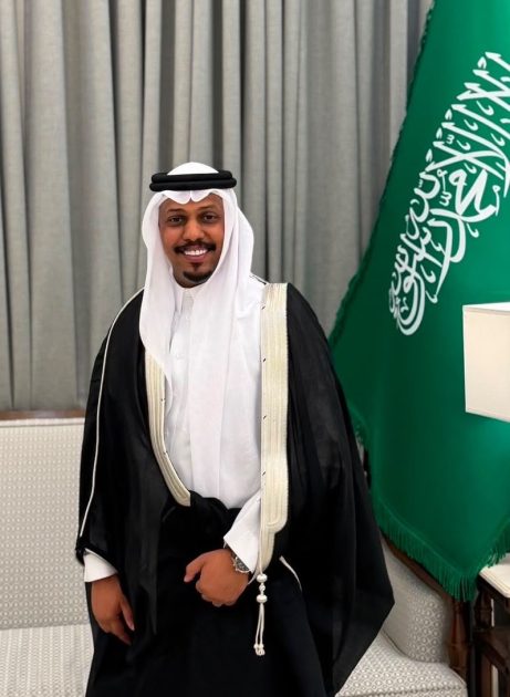 الشاب عبدالمجيد العاقل في القفص الذهبي