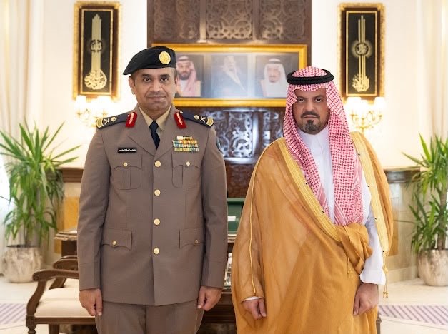 نائب أمير منطقة مكة المكرمة يقلّد مدير الدفاع المدني بالعاصمة المقدسة رتبته الجديدة