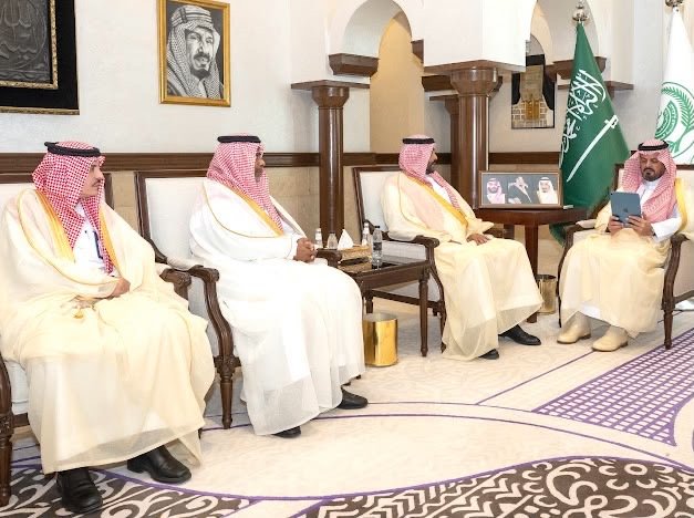 نائب أمير منطقة مكة المكرمة يتسلّم تقريرًا عن أعمال فرع وزارة الموارد البشرية والتنمية الاجتماعية بالمنطقة