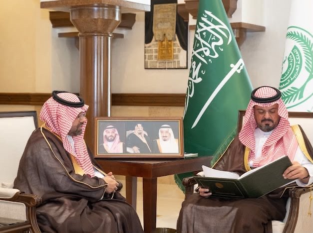 نائب أمير منطقة مكة المكرمة يتسلّم تقريرًا عن أعمال الأحوال المدنية بالمنطقة