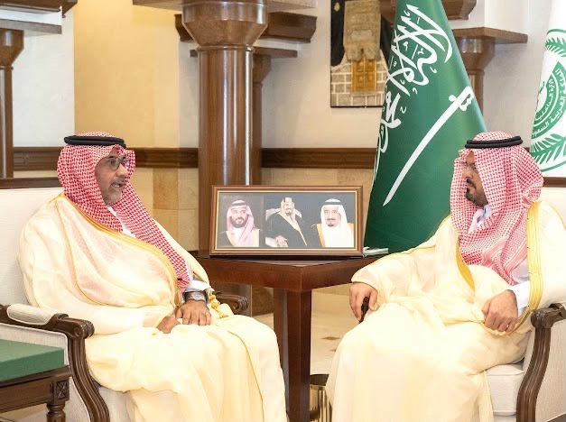 نائب أمير منطقة مكة المكرمة يتسلّم تقريرًا عن أعمال المركز الوطني للرقابة على الالتزام البيئي بالمنطقة