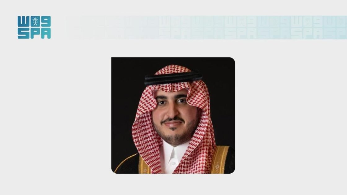 أمير منطقة الجوف يعزّي مدير إدارة الدفاع المدني بمحافظة القريات في وفاة والده