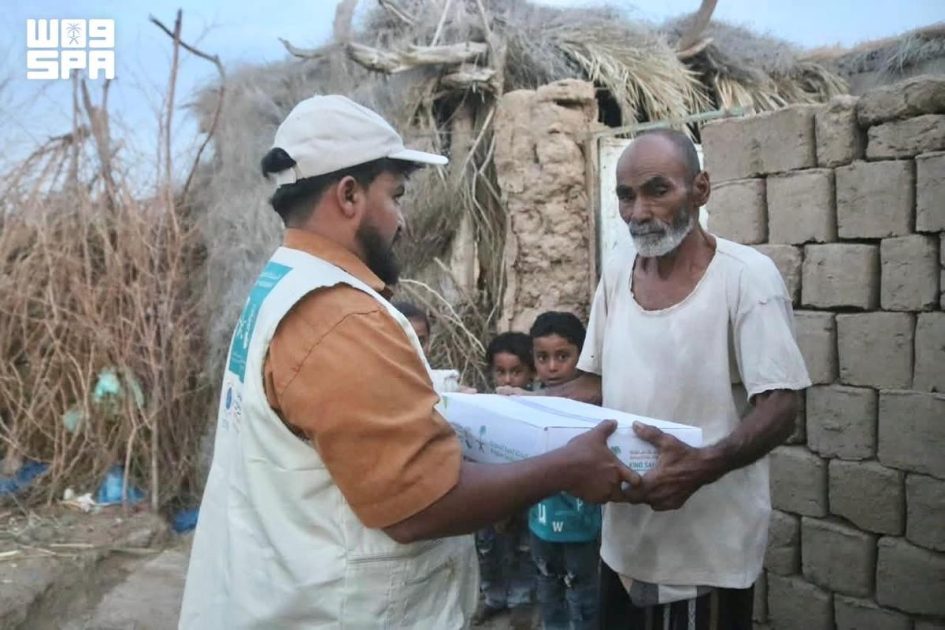 مركز الملك سلمان للإغاثة يوزع التمور على (1.494) مستفيدًا في مديرية الوازعية بمحافظة تعز