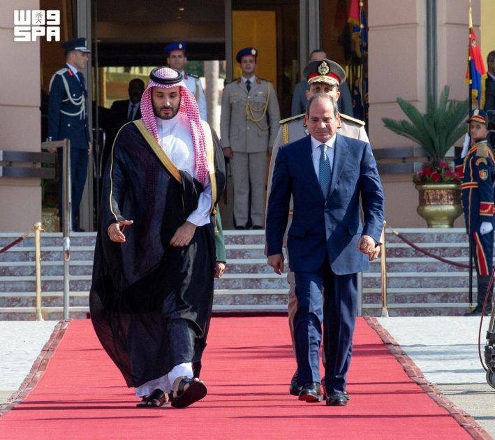 سمو ولي العهد يغادر القاهرة وفي مقدمة مودعيه الرئيس المصري