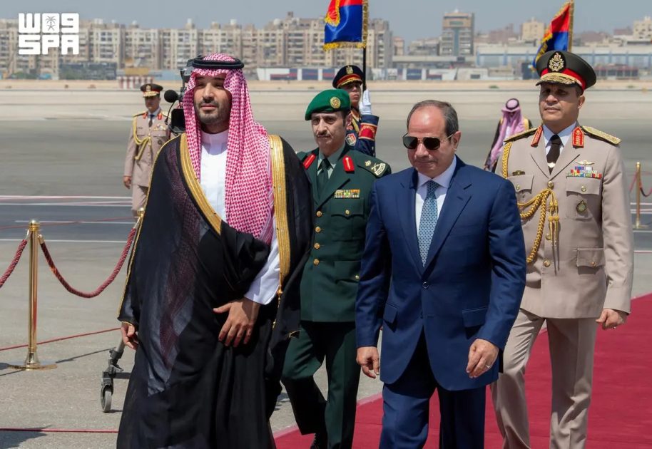 سمو ولي العهد يصل إلى القاهرة في زيارة عمل وفي مقدمة مستقبليه الرئيس المصري