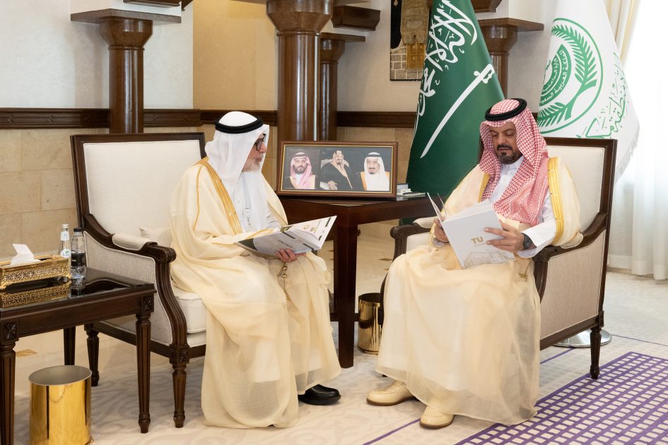 نائب أمير منطقة مكة المكرمة يطّلع على تقرير القبول والتسجيل بجامعة الطائف