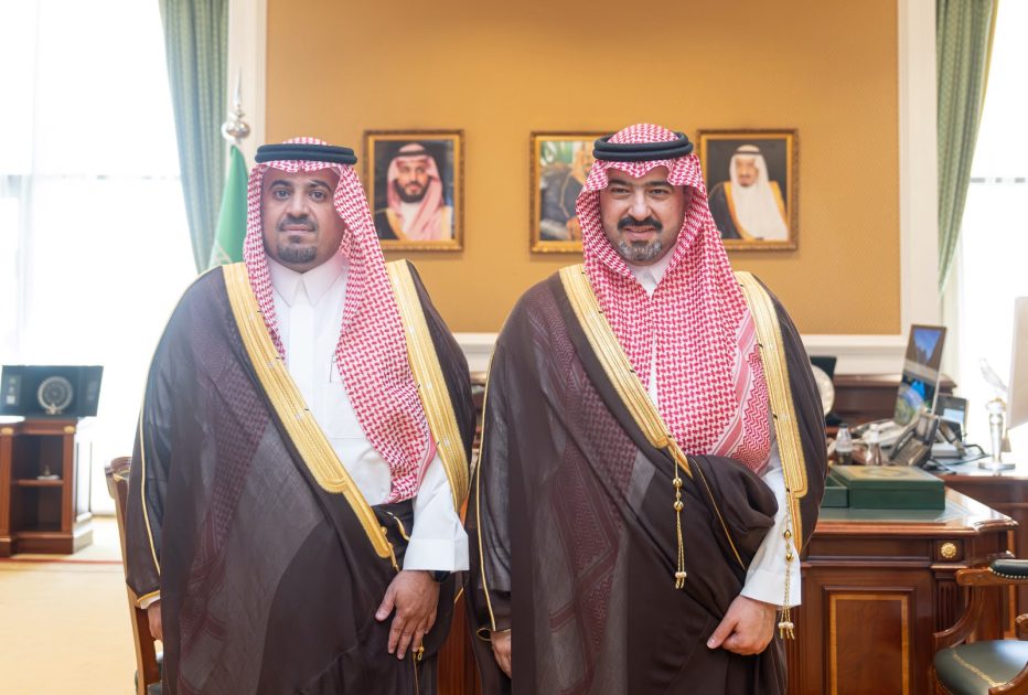 نائب أمير تبوك يستقبل مدير فرع وزارة الرياضة بالمنطقة